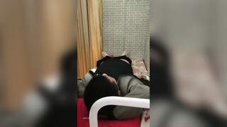 理发店熟女老板娘 小伙一手摸奶 一手摸逼 小伙子没有忍住 一下就口爆了