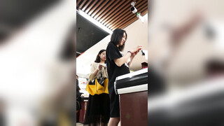 超市一路跟踪抄底清纯美女到底是骚丁还是无内无法确定