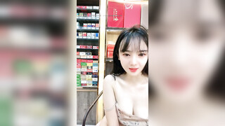 【羊羊】新人烟酒店的老板娘，生意不好做，一上午也没人，自己脱光赚点儿外快 (3)